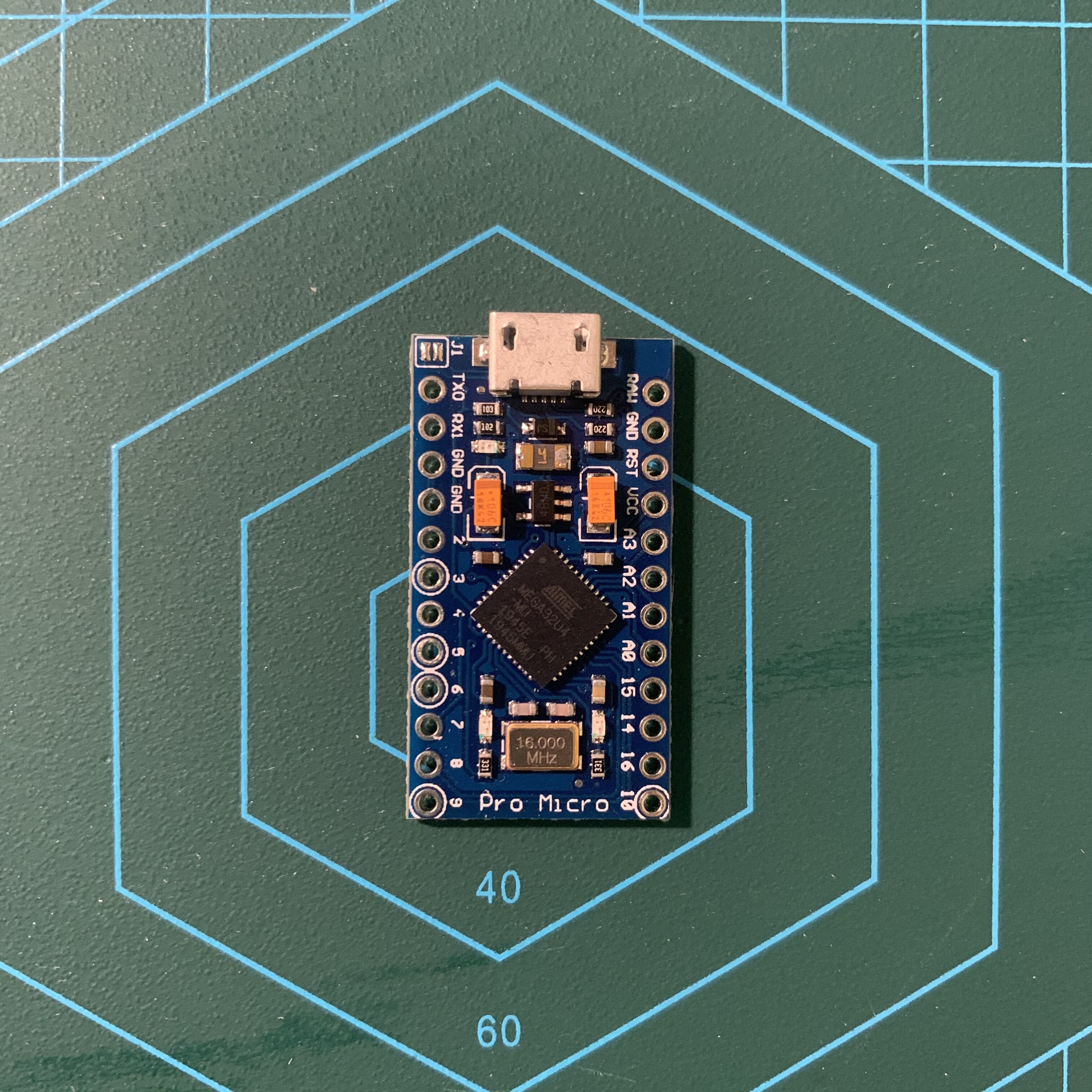 Pro Micro 开发板外观